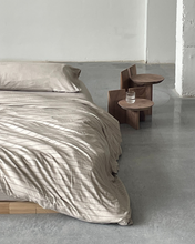 Load image into Gallery viewer, Tabi Stand Medium