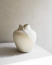 Load image into Gallery viewer, Amelia Vase in Blanc
