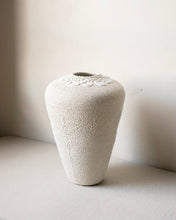 Load image into Gallery viewer, Esme Vase in White Crawl
